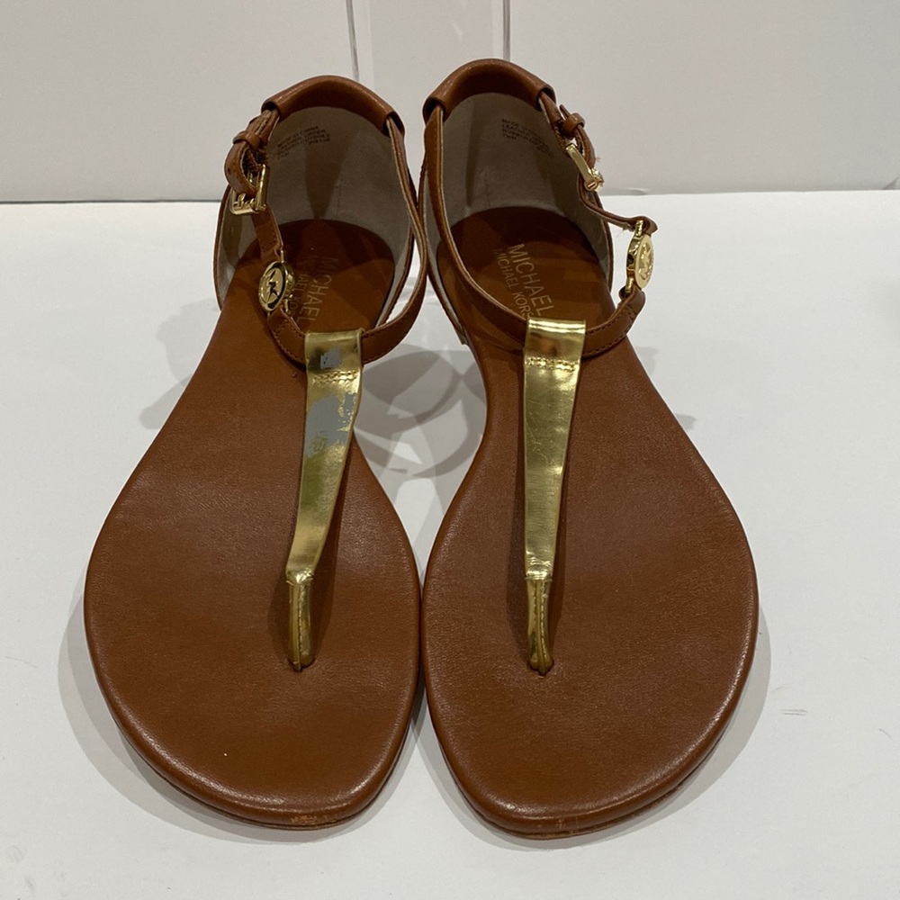 Michael Kors side buckle brown & gold leather thong sandals gold logo trim 7.5